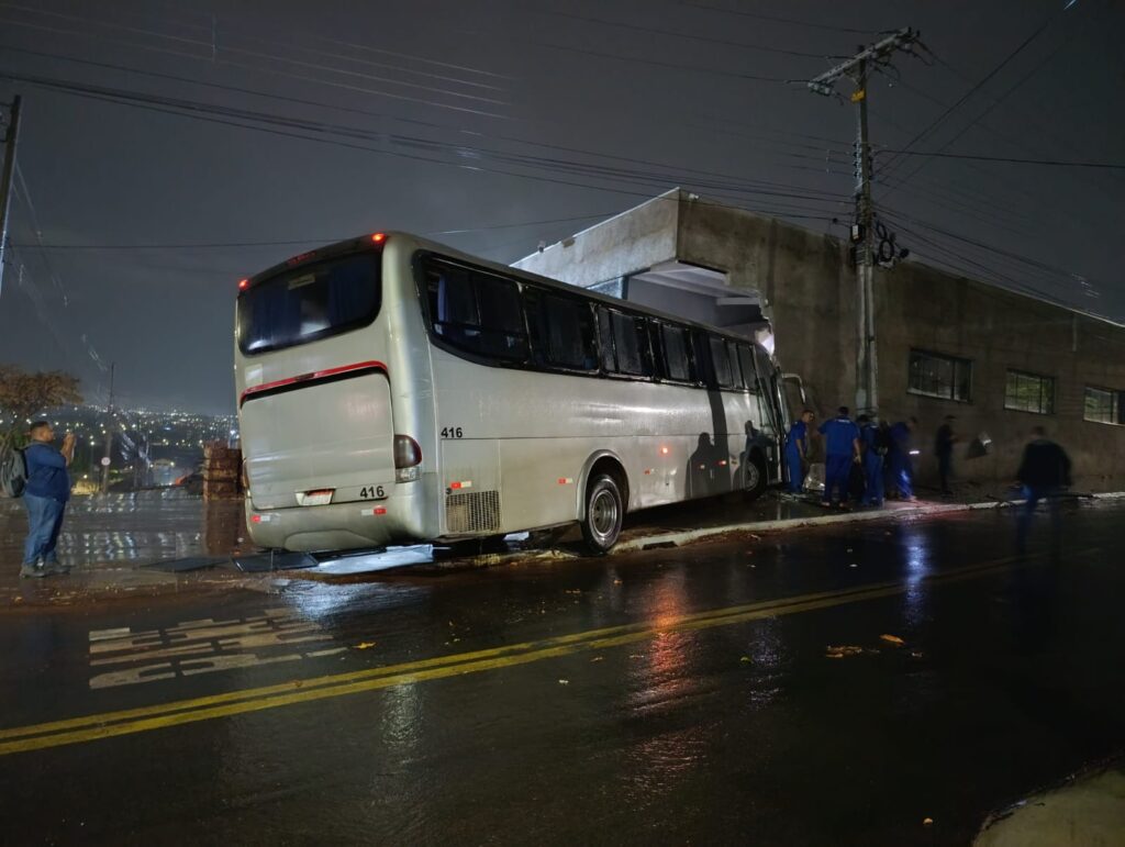 Motorista fica ferido após ônibus invadir comércio, em Goiânia