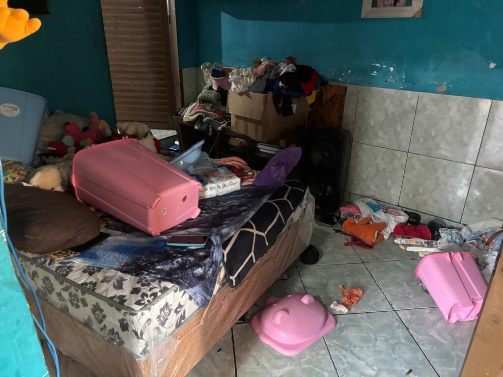 Mulher é presa suspeita de homicídio e seis crianças são encontradas em meio a situação de risco