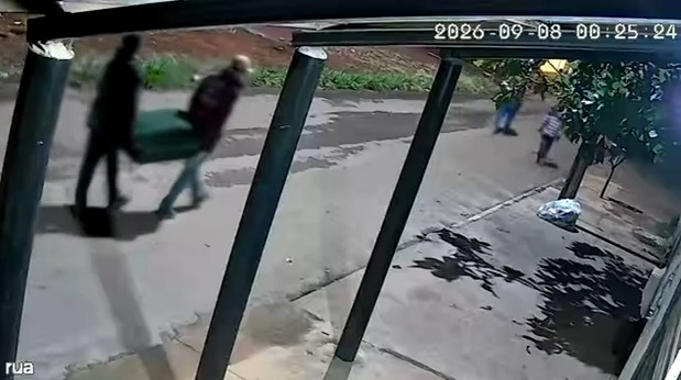 Novas imagens mostram suspeitos carregando mala onde corpo de homem foi encontrado em Goianira