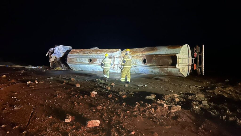 Motorista morre após caminhão com carga de etanol tombar em trevo de Edéia