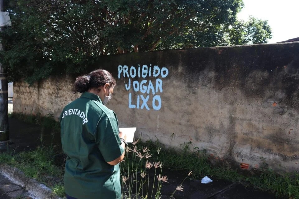 Câmeras inteligentes vão identificar quem joga lixo e entulho irregularmente em Goiânia