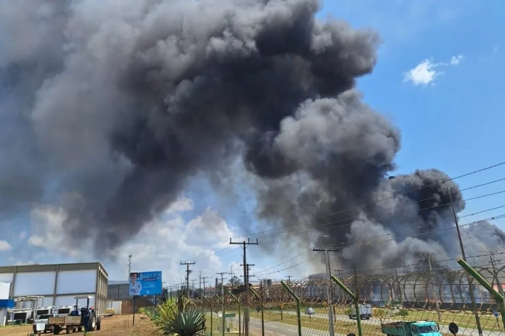 Incêndio de grandes proporções atinge empresa de reciclagem no DAIA, em Anápolis
