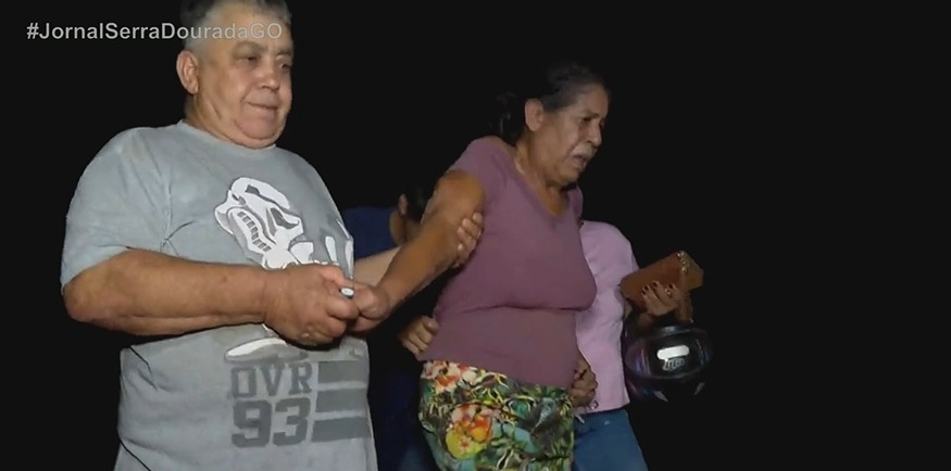 Veja momento em que mãe de Jefferson chega até local onde ossada foi encontrada
