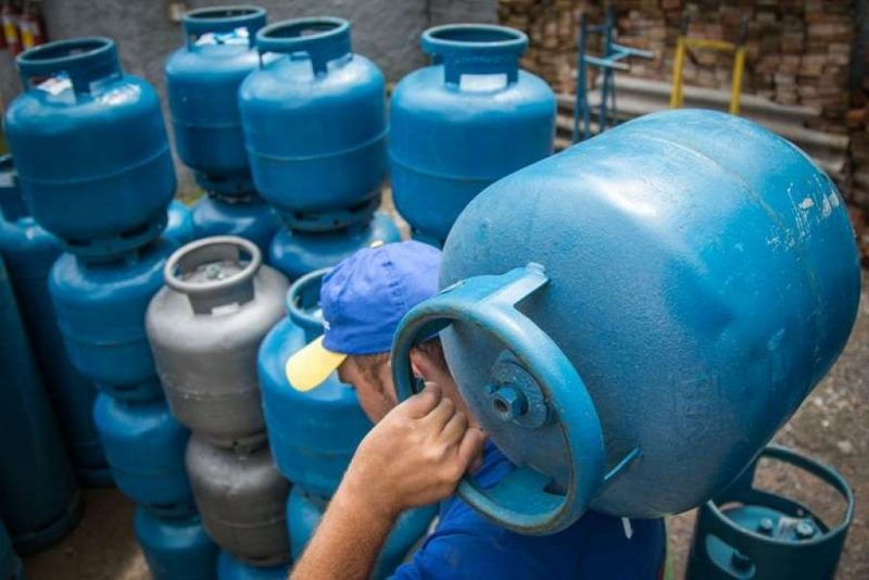 Revendedores fazem mobilização contra aumento no preço do gás de cozinha em Goiás