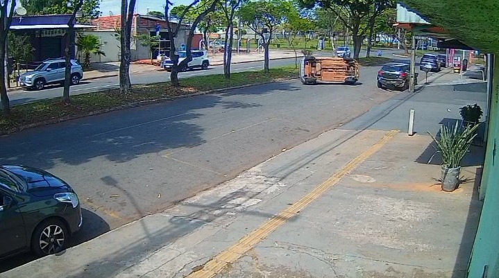 Bebê é arremessada de carro após colisão e capotamento em Goiânia