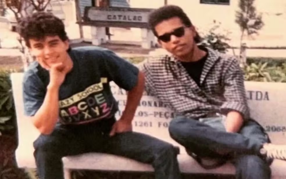 Após morte de Rick, fãs resgatam foto do início da carreira da dupla com Renner