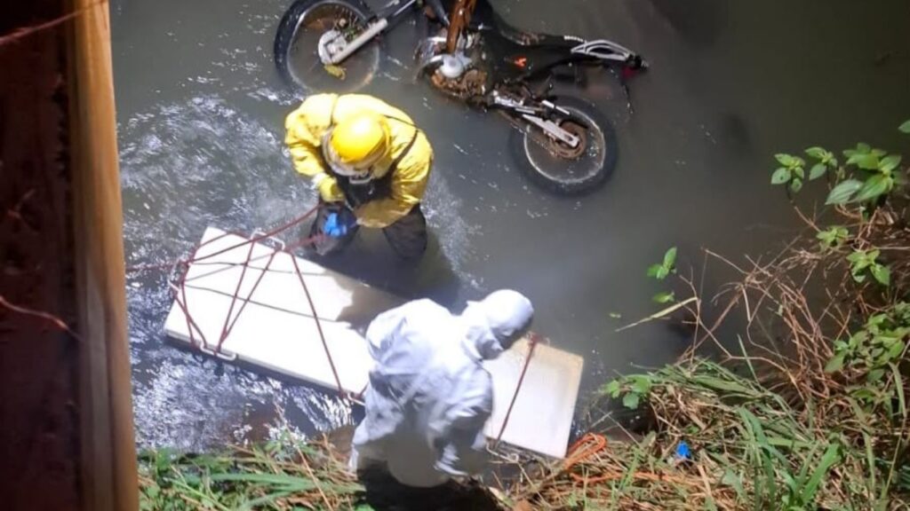 Filho encontra pai morto dentro de córrego com moto sobre a perna em Goiás