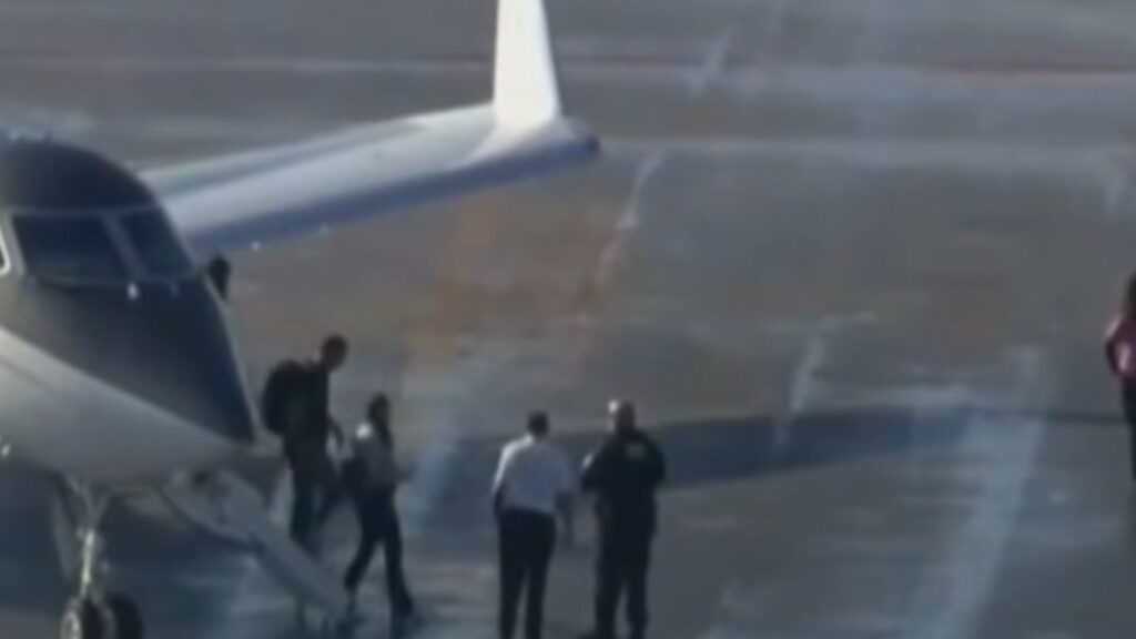 Flávio Bolsonaro chega a Miami com a família após deixar o Brasil