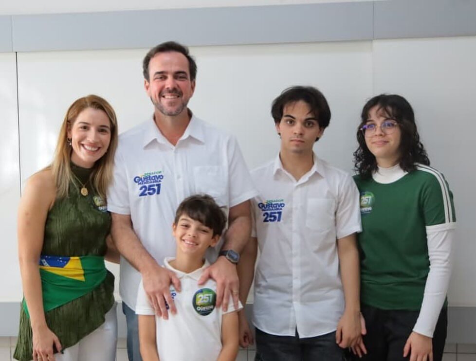 Gustavo Mendanha vota ao lado da família e prevê “muita surpresa” na apuração