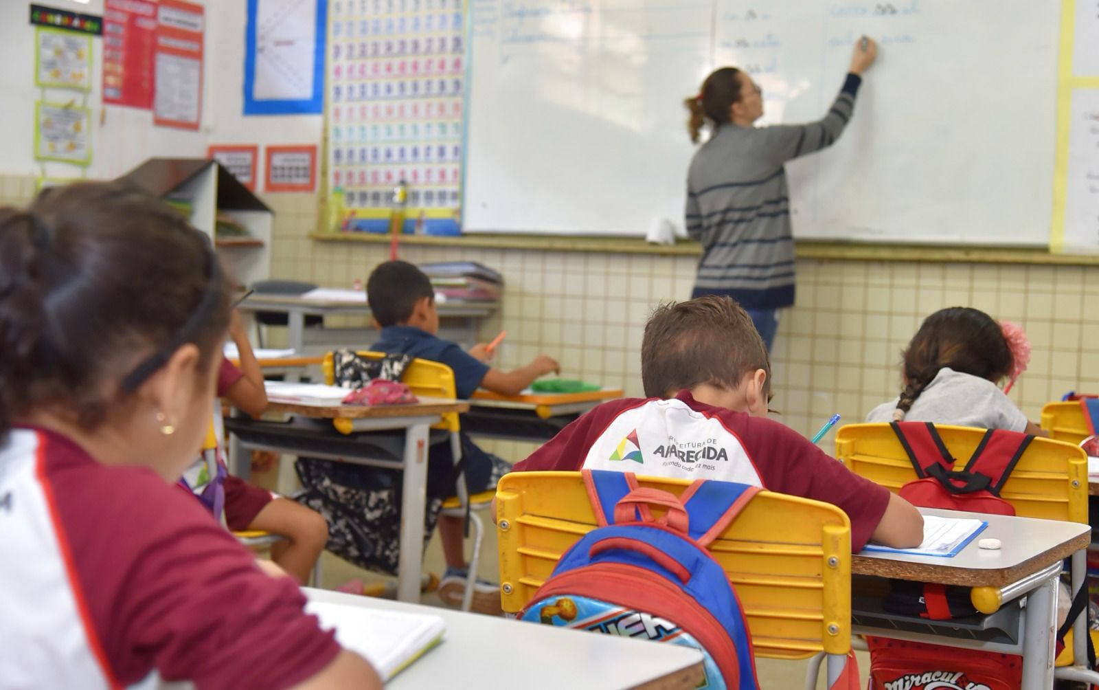 Aparecida de Goiânia abre concurso com 2,9 mil vagas na Educação e salários de acordo com o cargo