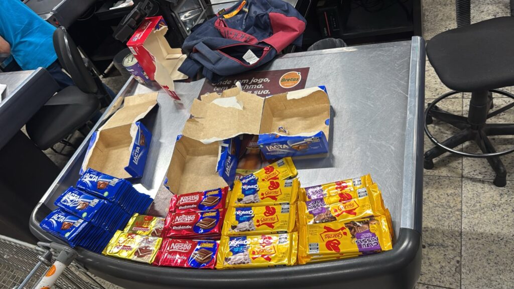 Mais de R$ 2 mil em chocolates são recuperados após suspeito ser contido em supermercado em Goiás