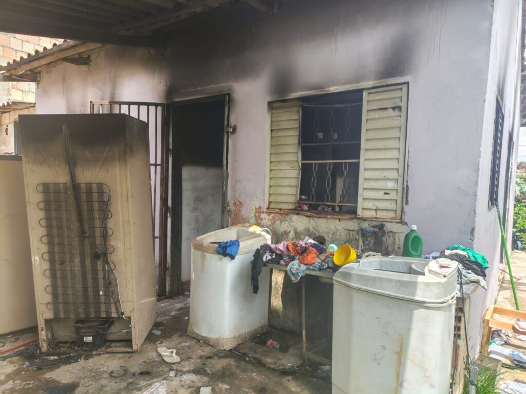 Homem é preso suspeito de incendiar a própria casa após discussão com companheira em Goiás