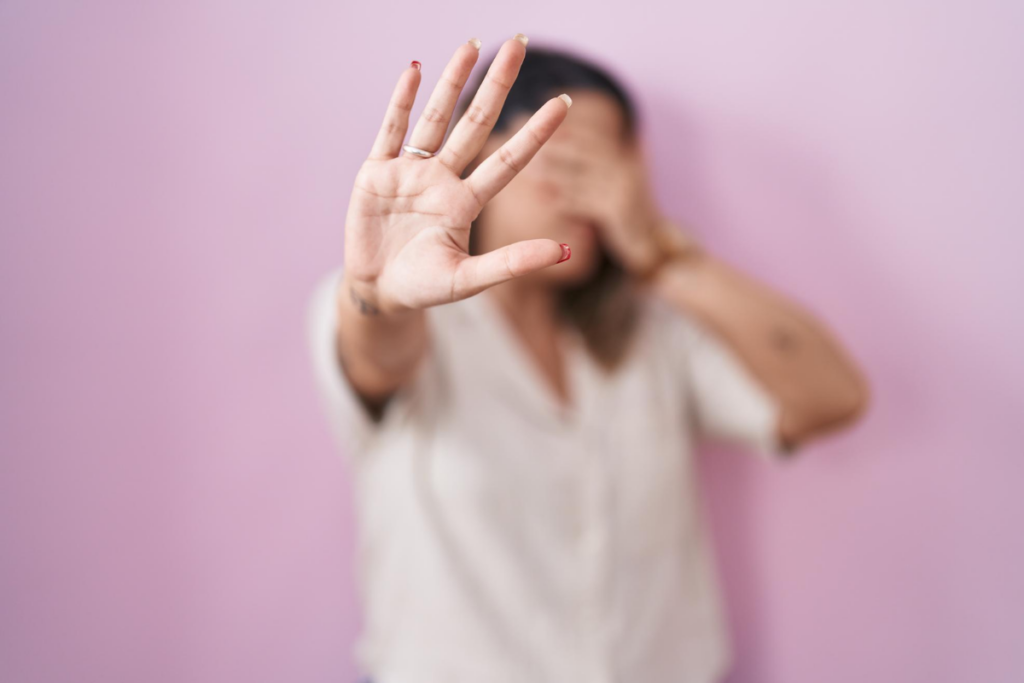 Plataforma gratuita conecta mulheres a serviços de proteção, em Goiás