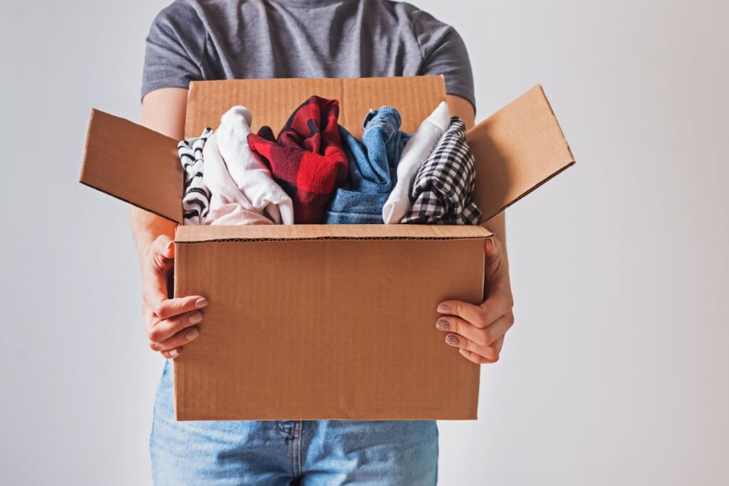 Campanha de arrecadação de roupas e calçados para pessoas em situação de rua vai até novembro, em Goiás