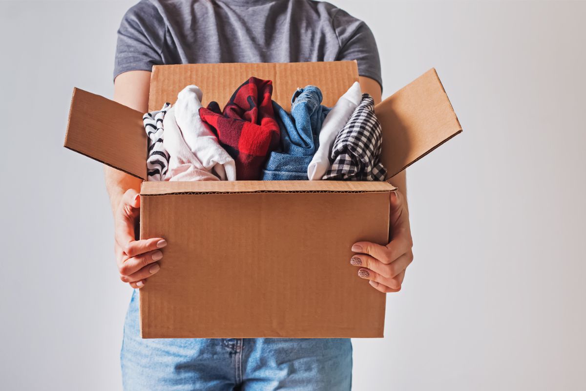 Campanha de arrecadação de roupas e calçados para pessoas em situação de rua vai até novembro, em Goiás