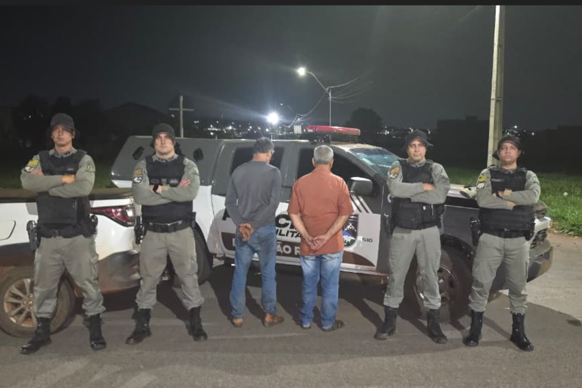 Criminosos atolam caminhonete durante fuga e são presos pelo Batalhão Rural, em Goianira