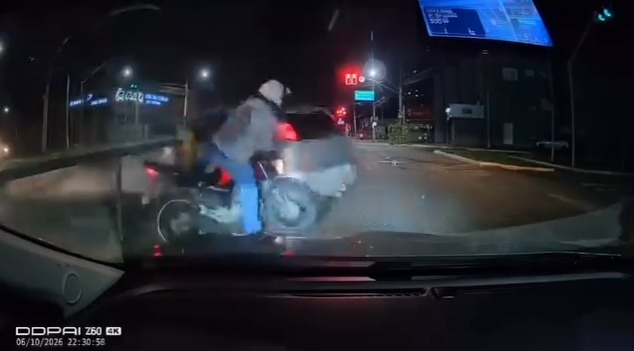 Vídeo mostra exato momento em que ambulância bate em carro, que atinge moto em cruzamento de Goiânia