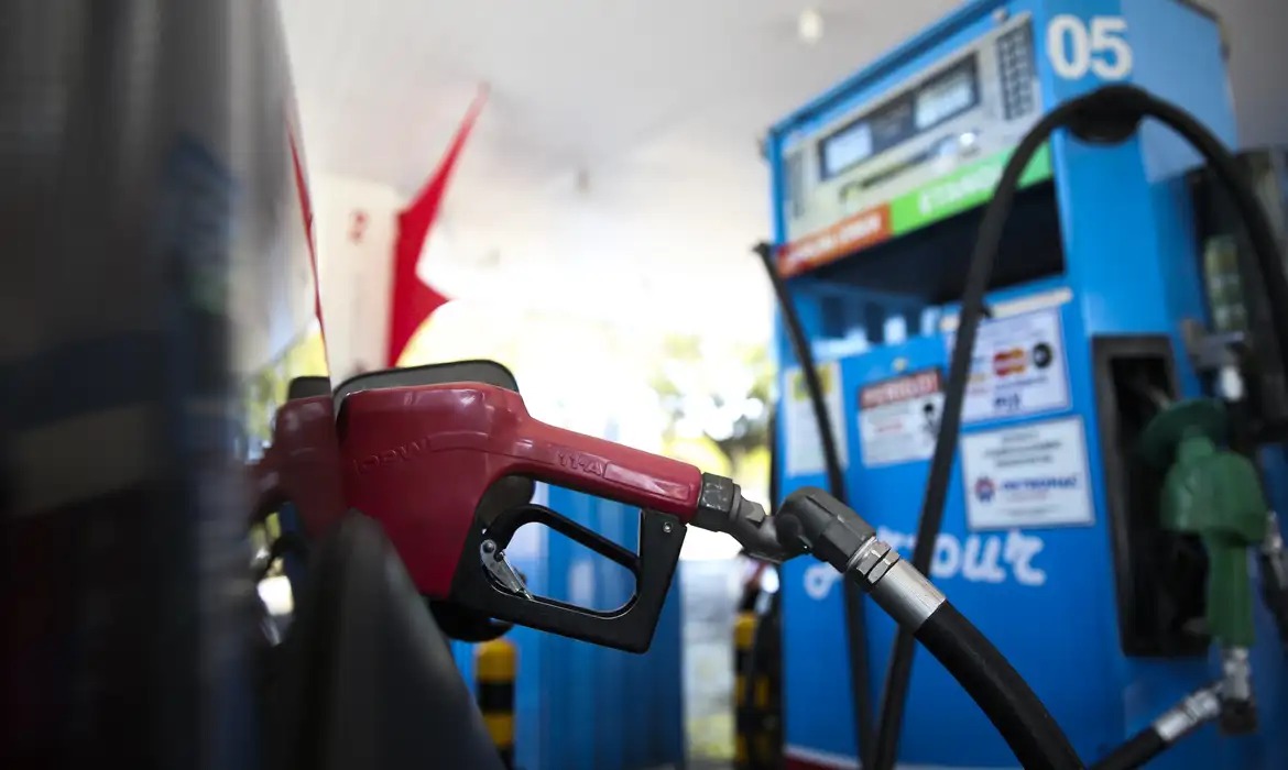 Governo Federal zera impostos sobre a gasolina