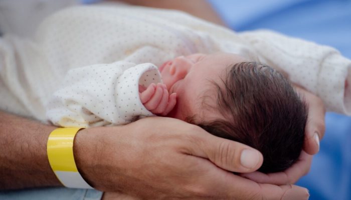 Maternidades de Goiás começam a adotar sistema tecnológico inovador para evitar trocas de bebês. (Foto: Reprodução)