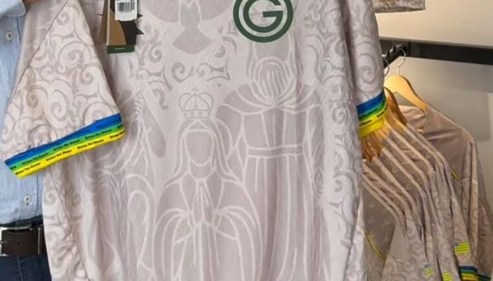 Camisa do Goiás inspirada na Festa de Trindade chega ao público; veja valores