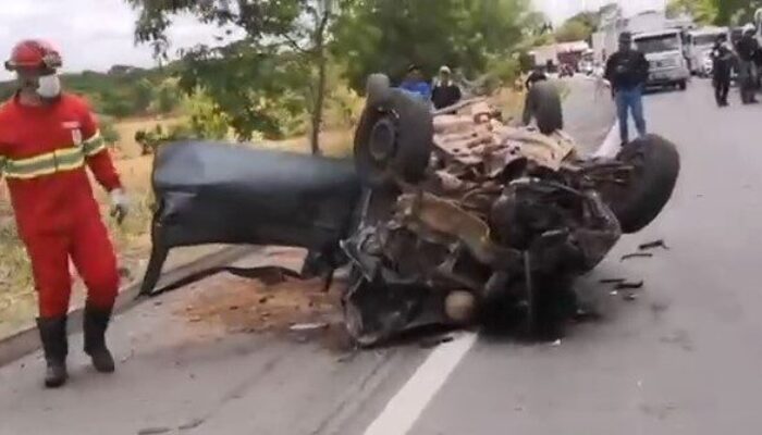 Imagem mostra acidente que deixou três pessoas mortas na BR-153. (Foto: PRF)