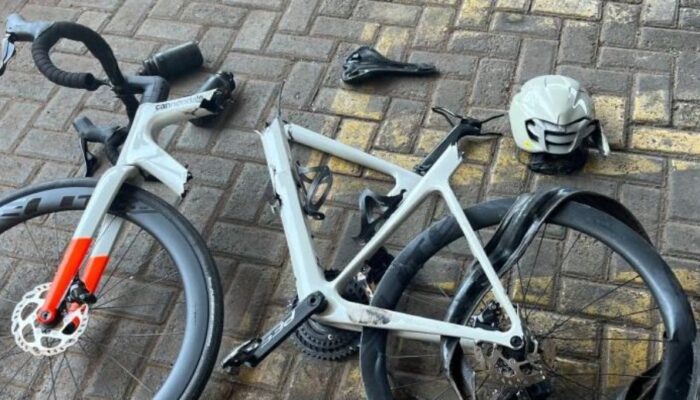 Imagem mostra bicicleta da vítima destruída. (Foto: Reprodução)