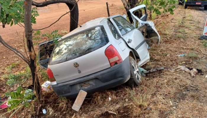 Imagem mostra situação de carro após grave acidente na BR-153