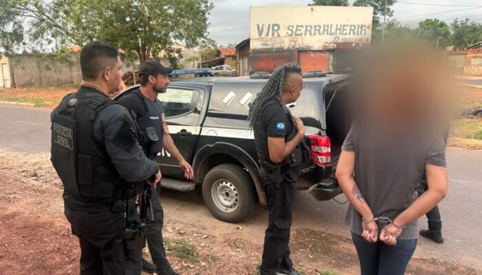 Imagem mostra cumprimento de mandado de prisão feito pela Polícia Civil. (Foto: Divulgação/ PCGO)