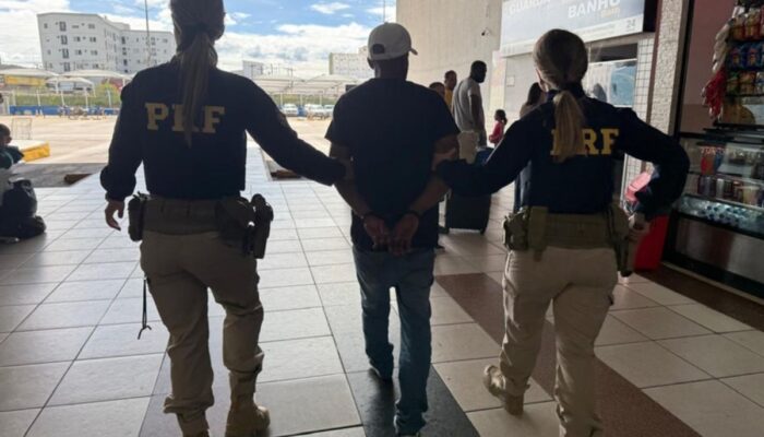 Homem é preso após tentar pegar arma de policial durante ação na Rodoviária de Goiânia