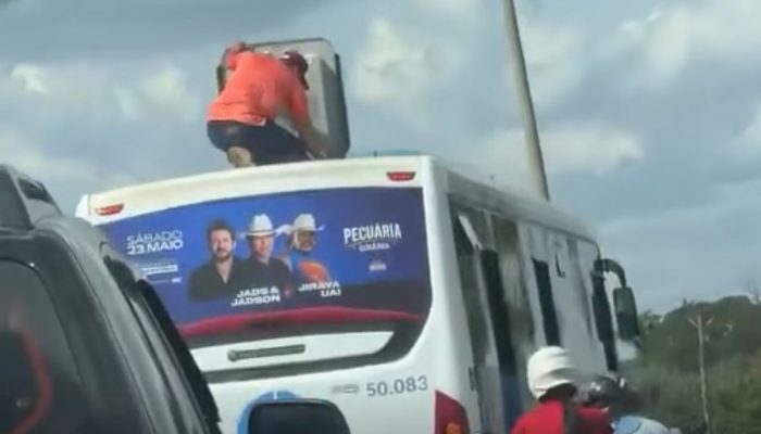 Homem é flagrado em cima de ônibus e cena viraliza em Goiânia