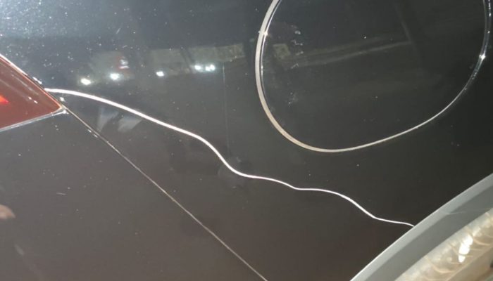Vídeo mostra suspeito riscando carros durante Festa de Trindade; pelo menos três veículos foram danificados
