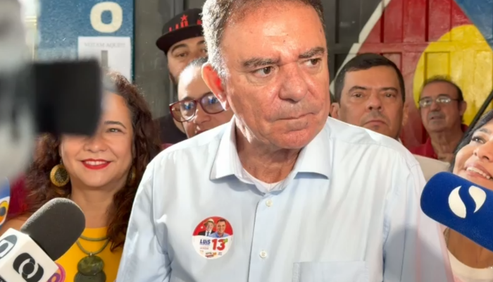 Luís César Bueno (PT) vota neste domingo, em Goiânia, acompanhado de duas candidatas ao Senado