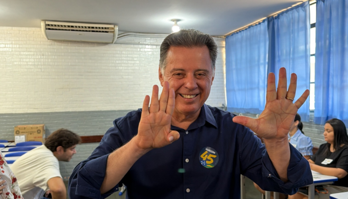 Marconi Perillo (PSDB) vota em Palmeiras de Goiás, cidade natal do candidato