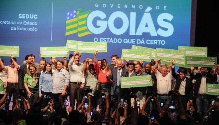 Governador Ronaldo Caiado sanciona Lei que prevê repasse de R$ 40 mil aos professores. (Fotos: Secom-GO)