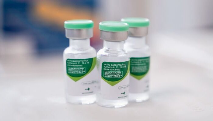 A Secretaria de Saúde (SES) reforça a convocação de adolescentes e jovens com idades entre 15 e 19 anos para a vacinação contra o Papilomavírus Humano (HPV), infecção sexualmente transmissível mais comum no mundo e associada ao desenvolvimento de diversos tipos de câncer. A vacinação é considerada a principal forma de prevenção contra as complicações provocadas pelo vírus. A vacina contra o HPV está disponível gratuitamente nas unidades básicas de saúde. Para se vacinar, é necessário apresentar documento de identificação e o cartão de vacinação. A Secretaria de Saúde orienta que jovens que ainda não iniciaram ou não completaram o esquema vacinal procurem a unidade mais próxima. Entre os homens, a infecção costuma se manifestar principalmente por meio de verrugas genitais. Já nas mulheres, a infecção persistente pelo HPV está diretamente ligada ao câncer do colo do útero, um dos tipos mais incidentes no Brasil. Dados do Ministério da Saúde (MS) mostram que, até dezembro, foram aplicadas 208.789 doses da vacina contra o HPV em adolescentes e jovens de 15 a 19 anos em todo o país. Desse total, 90.994 doses foram destinadas ao público feminino e 117.795 ao masculino. Em Goiás, foram registradas 9.676 doses aplicadas nessa faixa etária, sendo 3.840 em mulheres e 5.836 em homens.