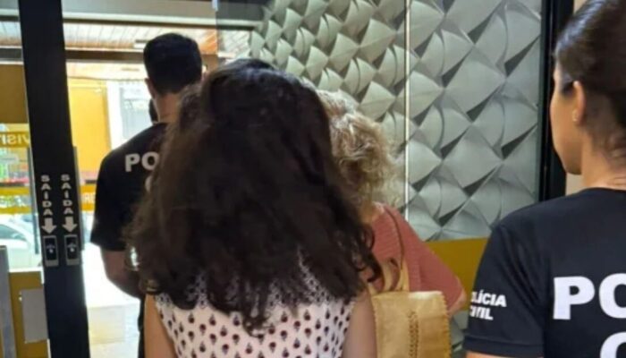 Imagem mostra suspeitas sendo presas. (Foto: PCGO)