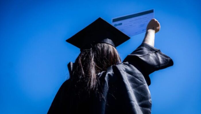 Adolescentes do sistema socioeducativo recebem certificados de cursos profissionalizantes em Goiânia