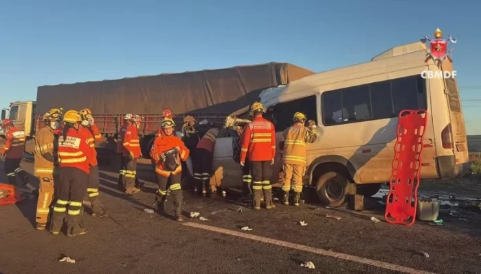 Cinco morrem e 11 ficam feridos em grave acidente na BR-020