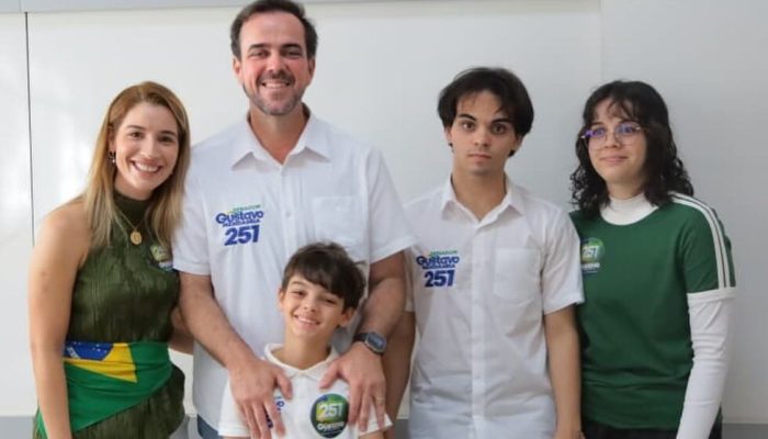Gustavo Mendanha vota ao lado da família e prevê “muita surpresa” na apuração