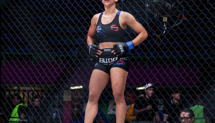 Atleta de Goiás vence mexicana e conquista cinturão inédito de MMA