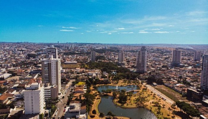 Cidade a 55 km de Goiânia reúne indústria forte, base aérea e referência em saúde
