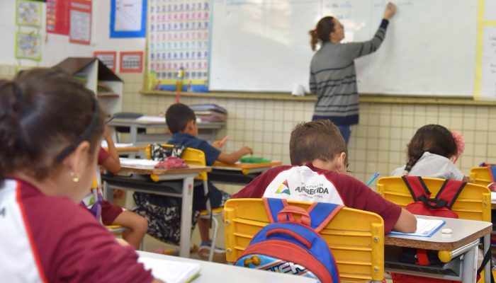 Aparecida de Goiânia abre concurso com 2,9 mil vagas na Educação e salários de acordo com o cargo