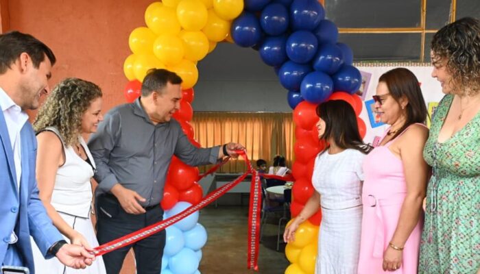 Imagem mostra inauguração da 92ª Sala de Recursos Multifuncionais de Goiânia. (Foto: Alex Malheiros)
