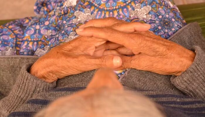 Idosa com Alzheimer processa 9 filhos para garantir pensão em Goiás