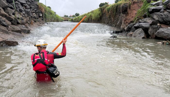 Mulher desaparece após enxurrada arrastar casal na Marginal Botafogo