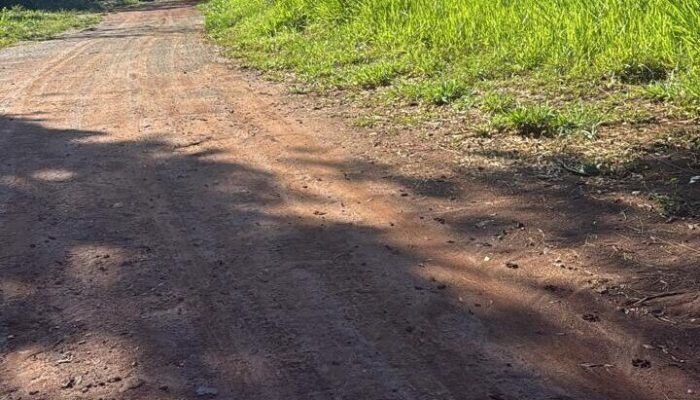 Moradores cobram asfalto e denunciam abandono em rua de Trindade