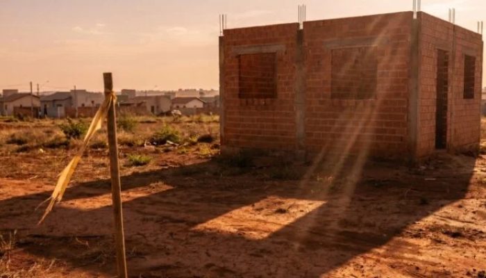 Moradora constrói casa em terreno errado e é obrigada a desocupar imóvel em Goiás
