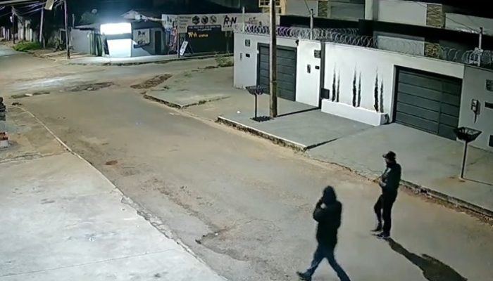 Câmeras flagram dupla invadindo oficina mecânica e furtando caixa de som em Trindade