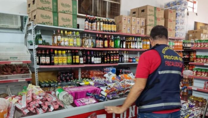 Fiscalização encontra produtos vencidos há quase dois anos em supermercado goiano