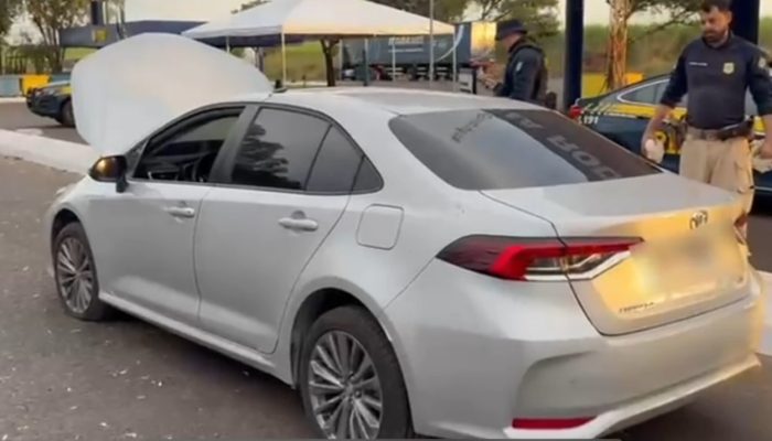 Veículo com sinais adulterados é descoberto pela PRF em caminhão-cegonha